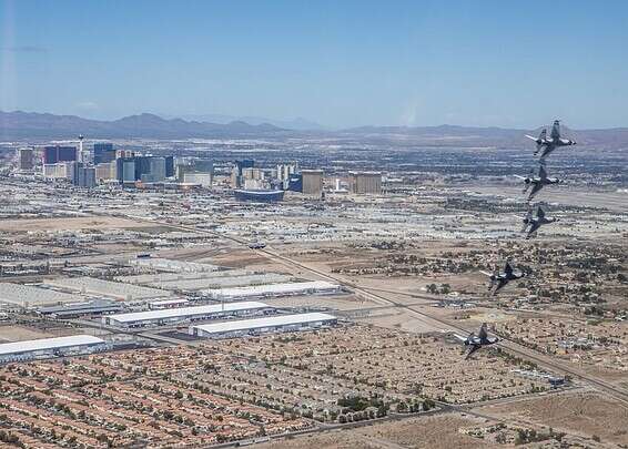 האמריקנים מסתגרים בבתיהם // צילום: חיל האוויר האמריקני